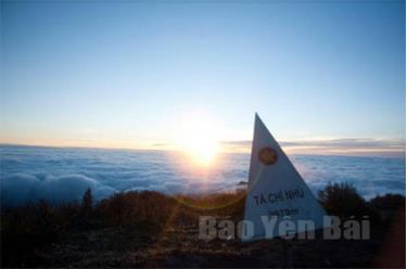 Đỉnh núi Tà Chì Nhù cao 2.979m, thuộc địa phận xã Xà Hồ, huyện Trạm Tấu (Yên Bái), là đỉnh núi cao thứ 6 Việt Nam.