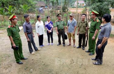 Công an huyện Yên Bình tuyên truyền pháp luật cho người dân trên địa bàn. (Ảnh: Hoàng Hóa)