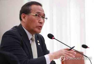 Bộ trưởng Nội vụ Hong Yun-sik.