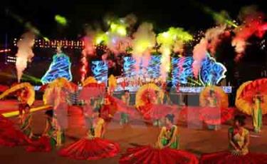 Tiết mục biểu diễn nghệ thuật tại Carnaval Hạ Long 2016.