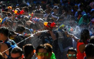 Quang cảnh lễ hội té nước Songkran tại Thái Lan.