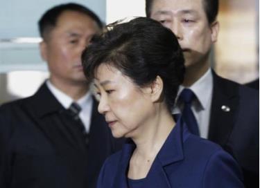 Cựu Tổng thống Hàn Quốc Park Geun-hye đến Tòa án Trung tâm Seoul sáng 30-3-2017 trong phiên điều trần về lệnh bắt giữ bà.