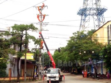 Công nhân Công ty Điện lực Yên Bái tuân thủ nghiêm quy trình sản xuất và chấp hành đầy đủ quy định về ATVSLĐ.
