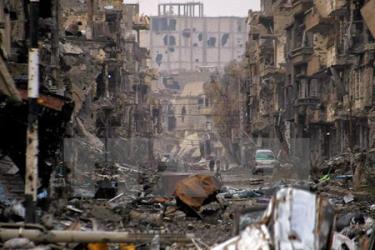 Cảnh đổ nát tại Deir al-Zor, Syria.