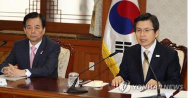 Quyền Tổng thống Hàn Quốc Hwang Kyo-ahn (phải) phát biểu trong cuộc họp Nội các sáng 40/4/2017.