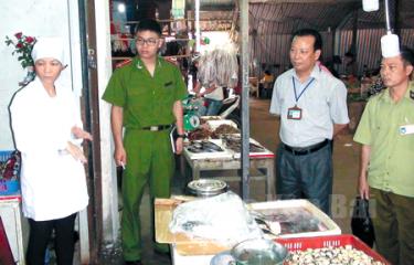 Đoàn kiểm tra liên ngành kiểm tra cơ sở kinh doanh, sản xuất thực phẩm trên địa bàn tỉnh.