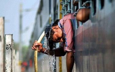 Người dân Ấn Độ tìm mọi cách để giải nhiệt.