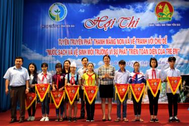 Ban tổ chức trao cờ lưu niệm cho các đơn vị tham gia Hội thi.