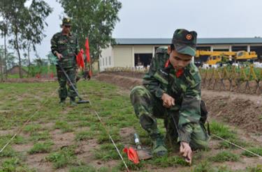 Bộ đội công binh trong giờ huấn luyện.
