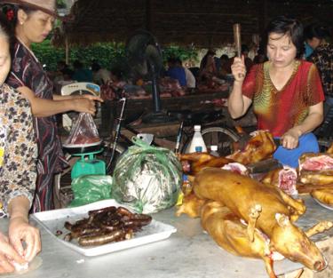 Thực phẩm sống chín bày bán chưa đảm bảo vệ sinh an toàn thực phẩm.