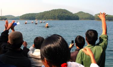 Hồ Thác Bà - Tiềm năng để Yên Bình phát huy lợi thế ngành công nghiệp không khói. Ảnh: Quang Tuấn