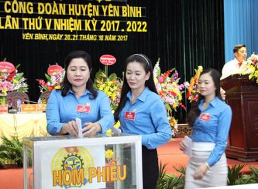 Các đại biểu bầu Ban chấp hành tại đại hội điểm Công đoàn huyện Yên Bình, lần thứ V, nhiệm kỳ 2017 - 2022.