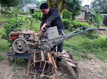 Anh Hà Văn Hồng lắp ráp chi tiết phát vào bộ phận tiếp nhận trước khi khởi động máy bừa.