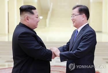 Ông Chung Eui-yong (phải) gặp Nhà lãnh đạo Triều Tiên Kim Jong-un tại Bình Nhưỡng.