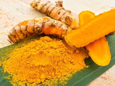 Curcumin là thành phần tinh túy nhất của củ nghệ vàng, có rất nhiều tác dụng quý, trong đó có tác dụng lên bệnh lý viêm, loét dạ dày và trào ngược.