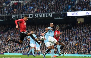 Smalling dứt điểm ấn định chiến thắng ngược 3-2 cho M.U.