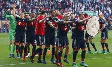 Cầu thủ Bayern vui mừng sau khi lập kỷ lục lần thứ 6 liên tiếp vô địch Bundesliga.