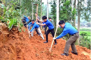 Tuổi trẻ Văn Chấn tham gia tình nguyện nâng cấp đường giao thông nông thôn tại xã Chấn Thịnh.