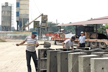 Sâu sát với công việc được giao, ông Đỗ Hùng Thịnh thường xuyên nắm tình hình của công nhân lao động tại những khu vực sản xuất.