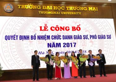 Sáng ngày 10/4, Trường Đại học Thương Mại trao giấy chứng nhận đạt tiêu chuẩn phó giáo sư 2017 tới 6 giảng viên của nhà trường
