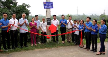 Đại diện Đoàn Thanh niên Công ty Điện lực Yên Bái và Công ty cổ phần Thủy điện Thác Bà cùng lãnh đạo xã Hán Đà, huyện Yên Bình kéo biển tên công trình thanh niên 