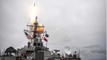 Tên lửa Tomahawk phóng từ tàu khu trục USS Arleigh Burke.