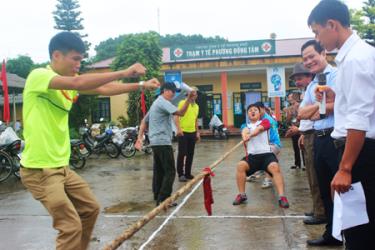 Người dân phường Đồng Tâm thi đấu kéo co.