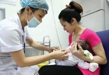 Trẻ 5 tháng tuổi sẽ được tiêm 01 mũi vaccine bại liệt tiêm IPV trong tiêm chủng mở rộng. (Ảnh minh họa.