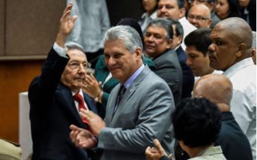 Đồng chí Raul castro (trái) và người kế nhiệm Miguel Díaz-Canel Bermúdez (giữa).