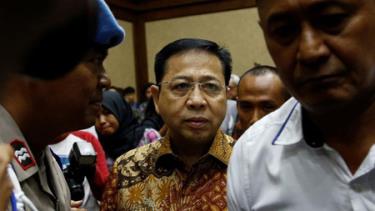 Cựu Chủ tịch Quốc hội Indonesia Setya Novanto (giữa).