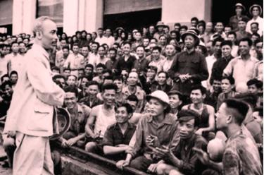 Chủ tịch Hồ Chí Minh nói chuyện với cán bộ, công nhân viên Nhà máy Xe lửa Gia Lâm năm 1955