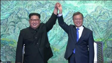 Tổng thống Hàn Quốc Moon Jae-in và nhà lãnh đạo Triều Tiên Kim Jong-un cùng nắm tay nhau trong Nhà Hòa Bình tại Bàn Môn Điếm.