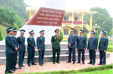 Trung tướng Phạm Tuân đến thăm và trò chuyện cùng cán bộ, chiến sỹ Tiểu đoàn Căn cứ Sân bay Yên Bái.
