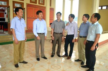 Đồng chí Bí thư Thành ủy Ngô Hạnh Phúc (thứ 2, bên trái) trao đổi với lãnh đạo các địa phương về công tác quy hoạch và quản lý đất đai.