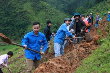 Đoàn viên thanh niên tham gia khai hoang ruộng nước tại xã Bản Công, huyện Trạm Tấu.