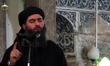 Thủ lĩnh tối cao IS Abu Bakr al-Baghdadi xuất hiện trong đoạn phim hồi năm 2014.