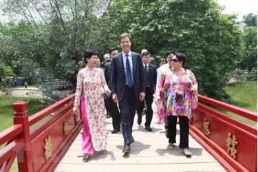 Thủ tướng Hà Lan Mark Rutte qua cầu Thê Húc vào tham quan đền Ngọc Sơn (Hà Nội), trong chuyến thăm chính thức lần đầu tiên tới Việt Nam từ ngày 16-17/6/2014.