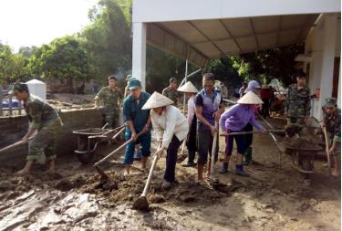 Thị xã Nghĩa Lộ huy động các lực lượng giúp dân khắc phục hậu quả do bão lũ gây ra năm 2018.