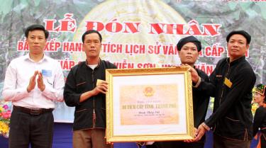 Lãnh đạo huyện Văn Yên trao bằng xếp hạng di tích lịch sử văn hóa cấp tỉnh cho UBND xã Viễn Sơn.