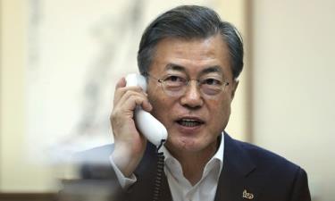 Tổng thống Hàn Quốc Moon Jae-in trong một cuộc điện đàm với người đồng cấp Mỹ Donald Trump từ Nhà Xanh ở Seoul.