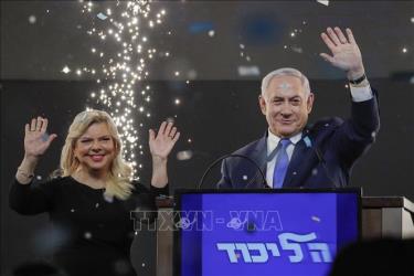 Thủ tướng Israel Benjamin Netanyahu (phải) và phu nhân bên những người ủng hộ sau khi kết quả tổng tuyển cử sơ bộ được công bố, tại trụ sở đảng Likud ở Tel Avivi tối 9/4/2019.