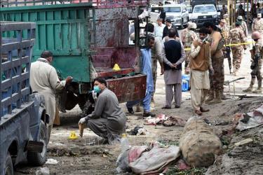 Nhân viên an ninh điều tra tại hiện trường vụ đánh bom ở Quetta, Pakistan ngày 12/4.