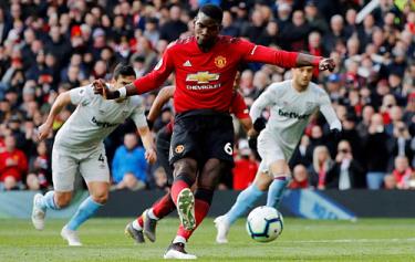 Pogba bỏ lối chạy đà nhiều bước như thường lệ, quyết đoán ghi cú đúp trên chấm phạt đền.