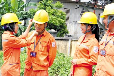 Công nhân Điện lực Văn Chấn đảm bảo công tác an toàn trước ca làm việc.