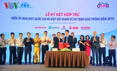 Lễ  ký kết hợp tác về ATGT 2019 giữa Ủy ban An toàn Giao thông Quốc gia (UB ATGTQG) và Hiệp hội Các nhà sản xuất Xe máy Việt Nam (VAMM).