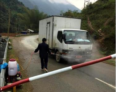 Phun tiêu độc khử trùng các phương tiện giao thông qua chốt kiểm dịch tạm thời trên địa bàn huyện Mù Cang Chải.