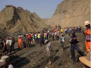 Hiện trường thảm họa sập mỏ khai thác ngọc bích ở thị trấn Phakant, bang Kachin (Myanmar) ngày 23-4.