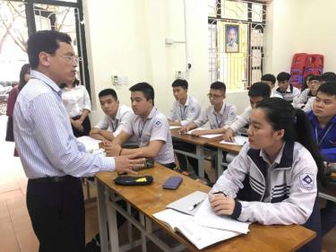 Ông Mai Văn Trinh, Cục Trưởng Cục Quản lý Chất lượng (Bộ GD&ĐT) kiểm tra công tác chuẩn bị thi THPT quốc gia 2019 tại Bắc Giang.