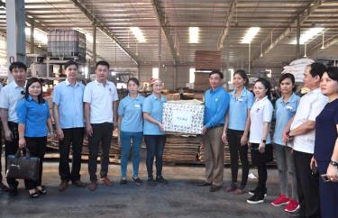 Đồng chí Nguyễn Chương Phát – Chủ tịch LĐLĐ tỉnh trao quà cho công nhân lao động Công ty TNHH ngành gỗ Thiên An.
