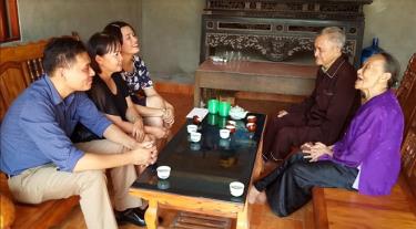 Niềm vui của gia đình ông bà Bùi Thị Miền, hộ nghèo phường Yên Ninh trong ngôi nhà Đại đoàn kết mới xây dựng.